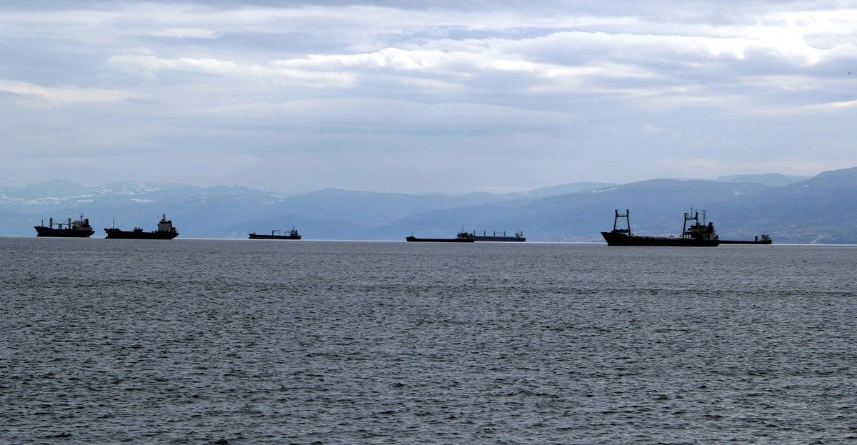 Karadeniz’de fırtına bekleniyor: Onlarca gemi doğal limana demirledi