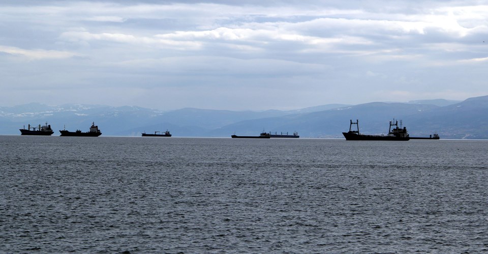 Karadeniz’de fırtına bekleniyor: Onlarca gemi doğal limana demirledi - 1