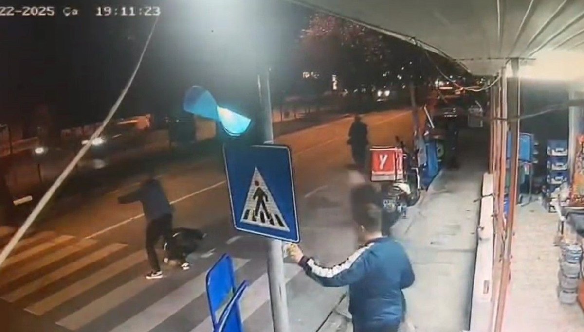 Hiçbiri aldırmadı: Trafikte yaralı adamın yanından geçip gittiler