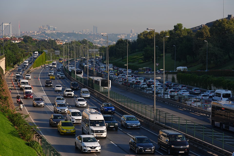 Haftanın son iş gününde trafik yoğunluğu - 1