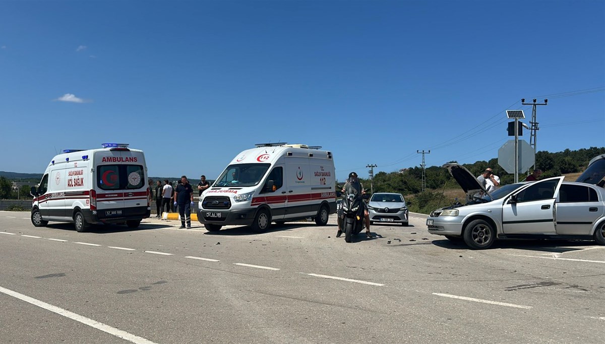 Sinop'ta 2 otomobil çarpıştı: 8 yaralı Sinop'ta 2 otomobil çarpıştı: 8 yaralı