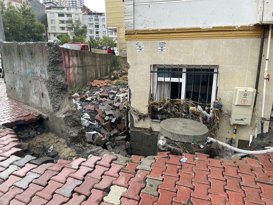 İstanbul'u sağanak vurdu: Ayazağa'da istinat duvarı çöken binaya tahliye - 1