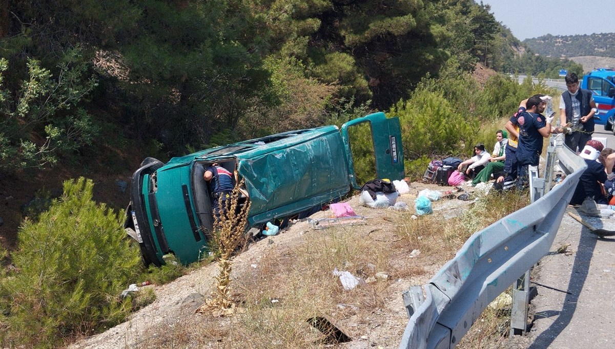 Minibüs şarampole devrildi