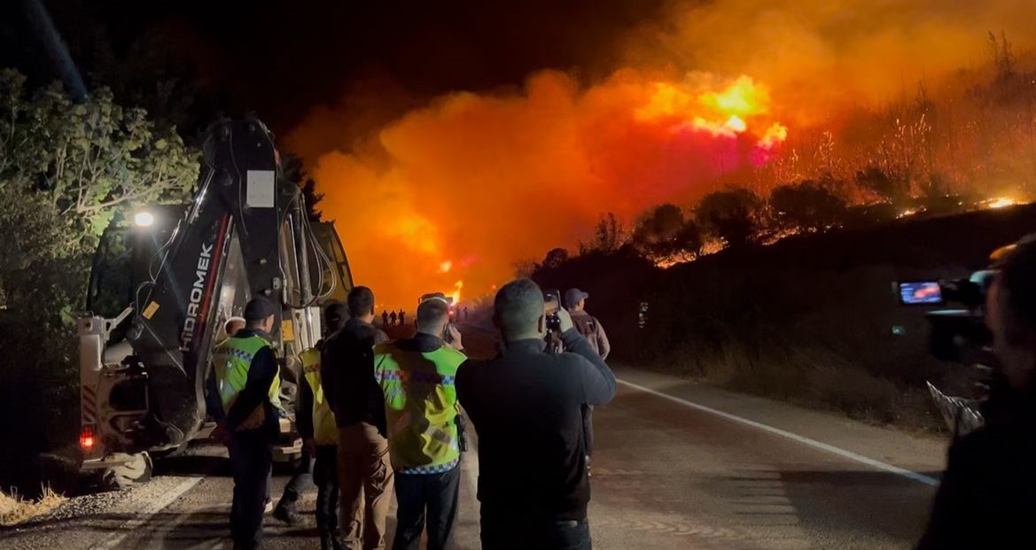 Ekipler, yangını kontrol altına almak için yoğun çaba sar ediyor.