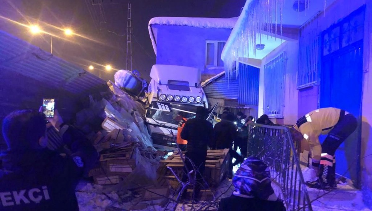 Sivas'ta yoldan çıkan TIR evin bahçesine devrildi