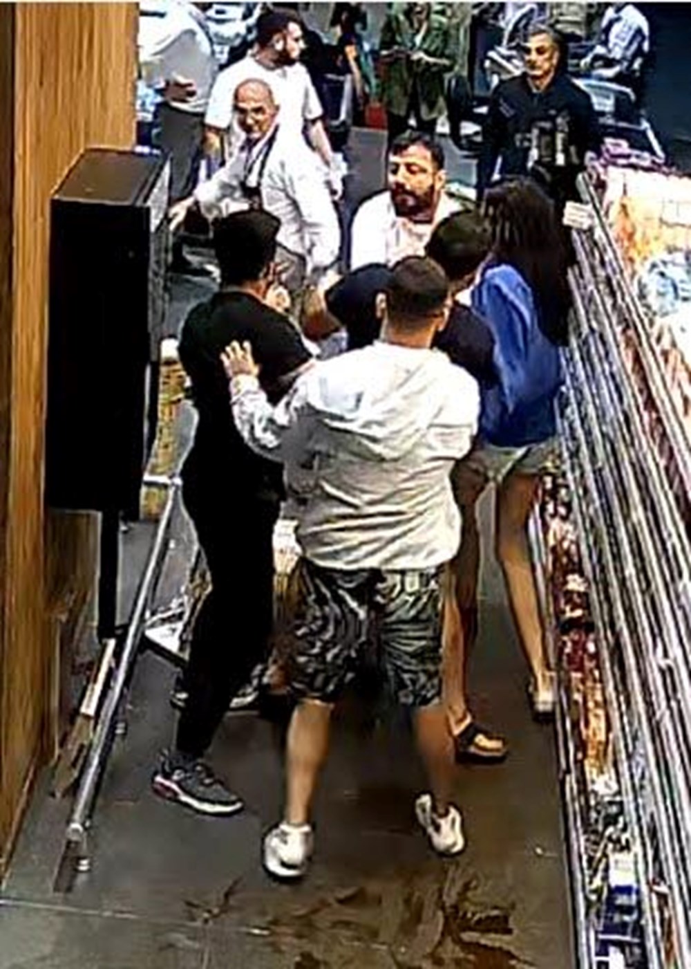 İzmir’de marketteki dehşet anlarının görüntüsü ortaya çıktı |Cinayet şüphelisi: “Adam çakının üzerine düştü” - 3