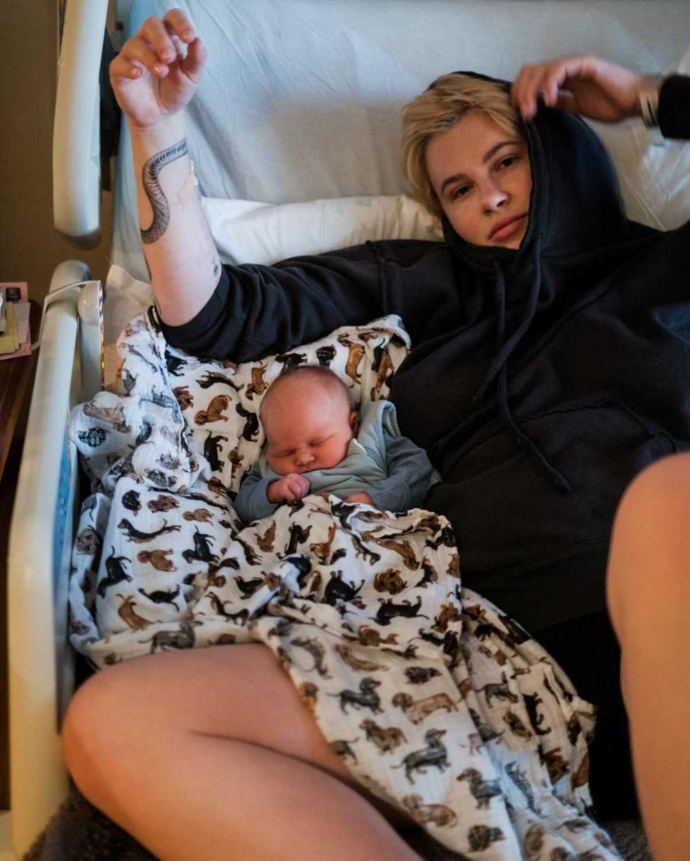 Ireland Baldwin kızının yüzünü ilk kez gösterdi: Dedesi Alec'e benziyor - 3