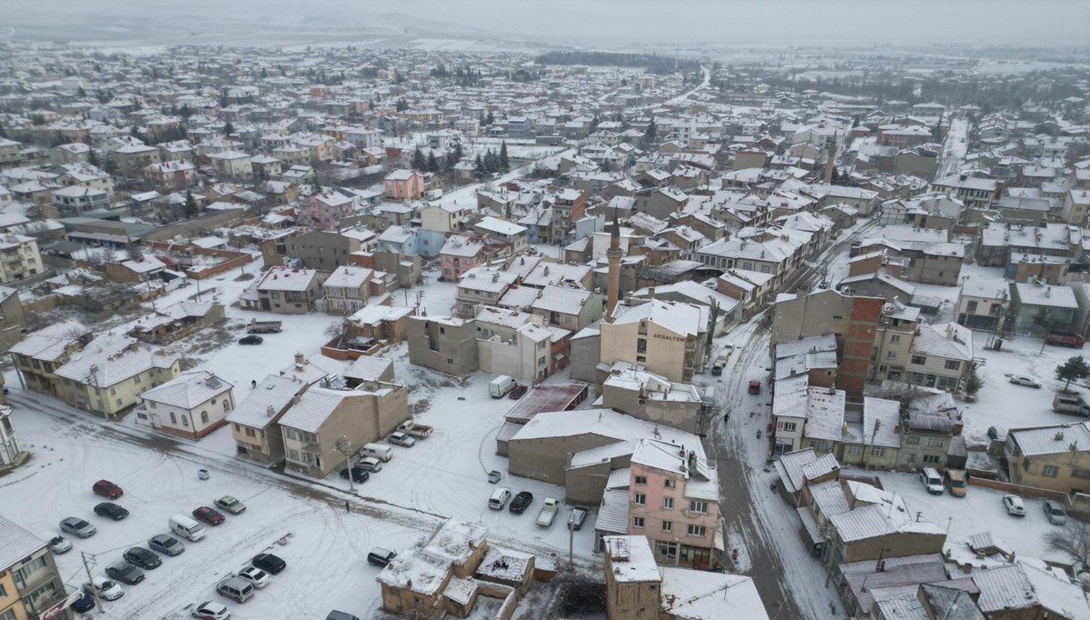 Bolvadin kar yağışı sonrası beyaza büründü