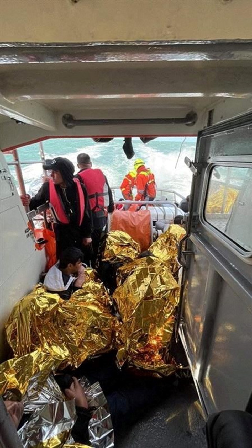 Manş Denizi'nde göçmen botu battı, 6 kişi hayatını kaybetti - 1