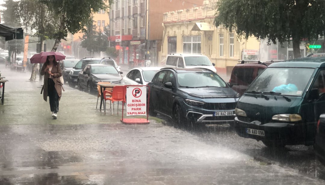 Kars'ta sağanak yağış!  Cadde ve sokaklar göle döndü