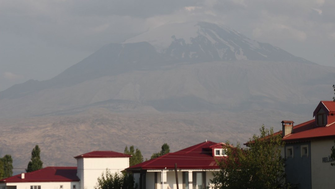 Ağrı Dağı sıcak hava nedeniyle erimeye devam ediyor