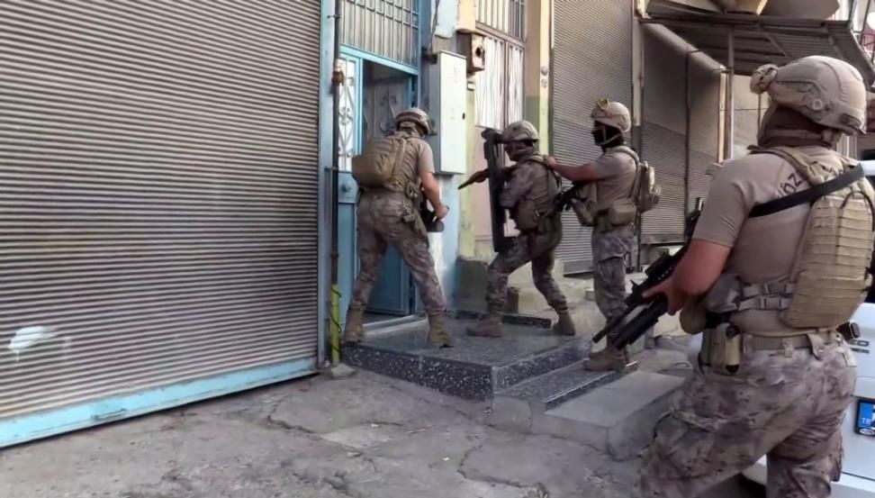 Manisa'da jandarmadan zehir tacirlerine operasyon