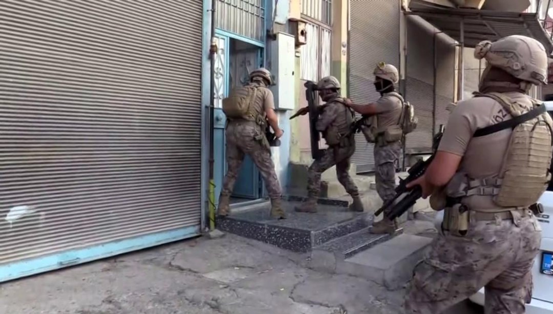 Manisa'da zehir tacirlerine jandarma operasyonu