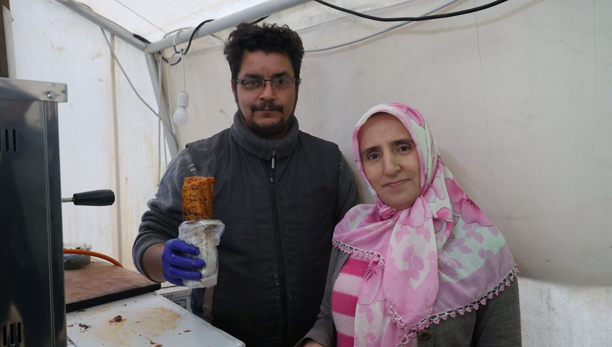 Depremde kaldıkları çadır şimdi ekmek tekneleri oldu: Eşi ve çocuklarıyla hayata böyle tutunuyor Depremde kaldıkları çadır şimdi ekmek tekneleri oldu: Eşi ve çocuklarıyla hayata böyle tutunuyor