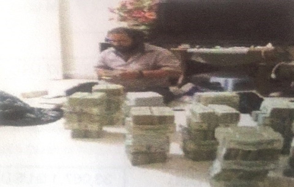 IŞİD'in petrol baronu dolarlarla görüntülenmiş - 1
