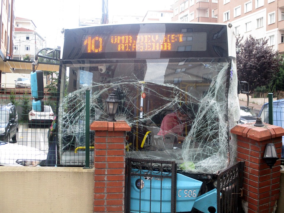 Ümraniye'de özel halk otobüsüyle minibüs çarpıştı: 2 yaralı - 1