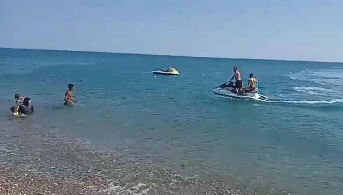 Deniz yatağıyla 1,5 kilometre sürüklendi: Jet ski ile kurtarıldı Deniz yatağıyla 1,5 kilometre sürüklendi: Jet ski ile kurtarıldı