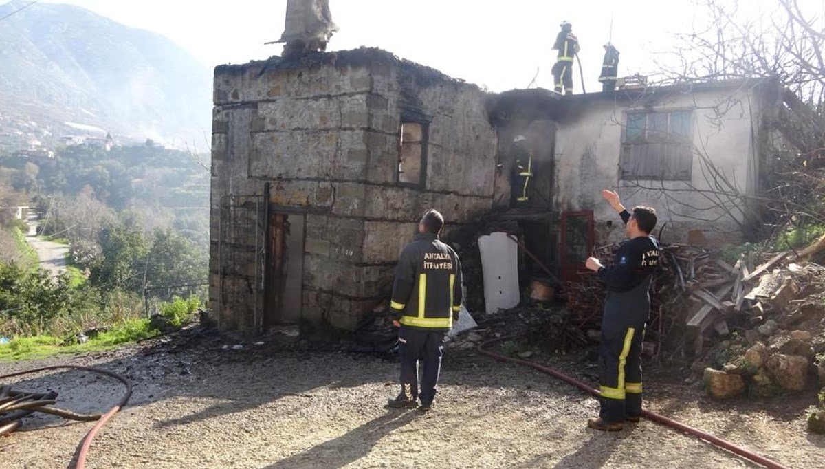 Antalya'da metruk binada yangın