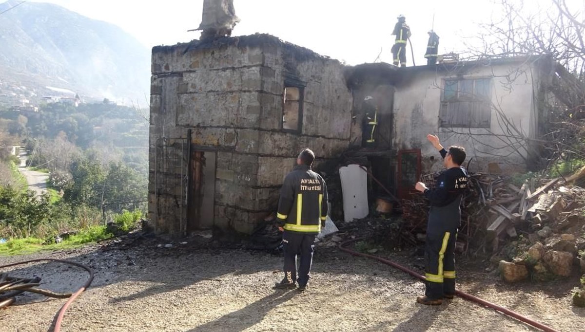 Antalya'da metruk binada yangın Antalya'da metruk binada yangın