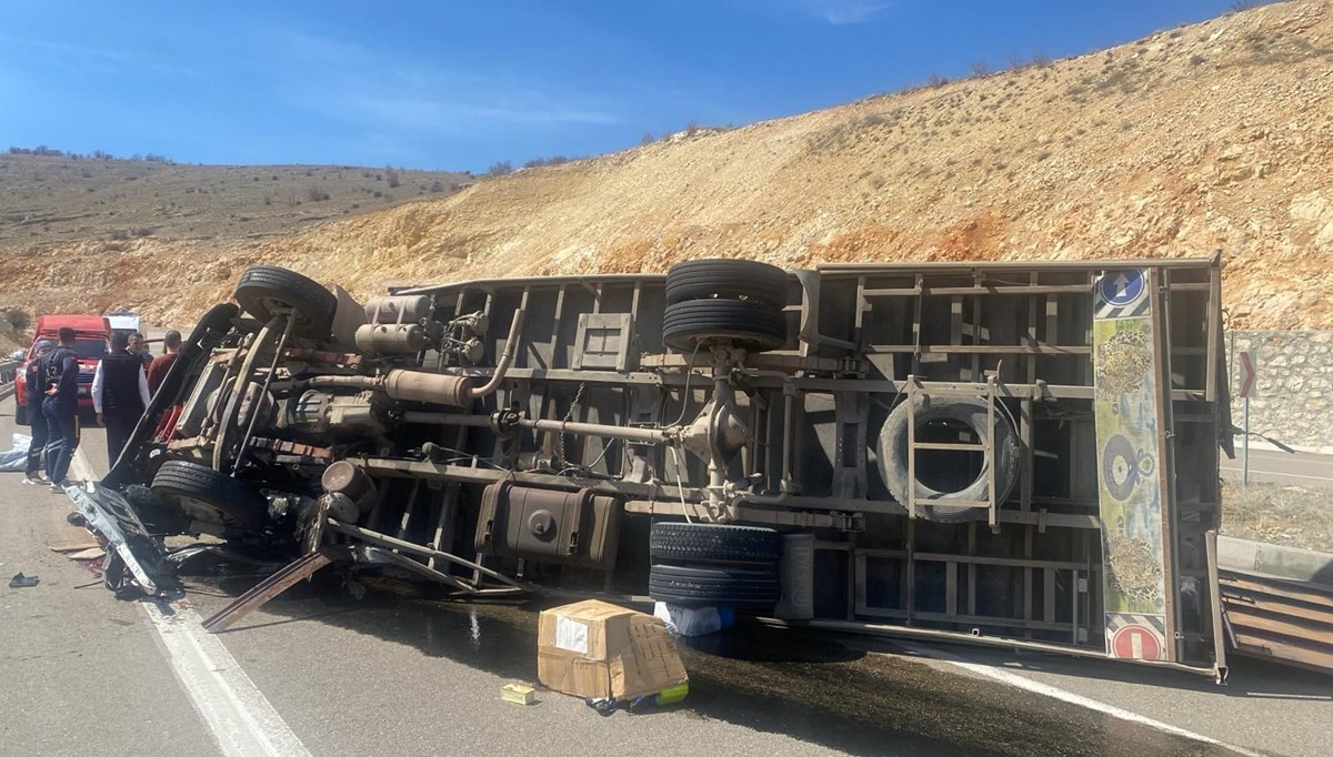 Malatya'da kamyon devrildi: 1 ölü, 1 yaralı Malatya'da kamyon devrildi: 1 ölü, 1 yaralı