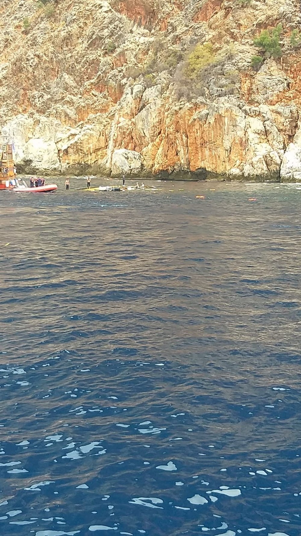 Antalya'da tur teknesi battı: 1 ölü - 9