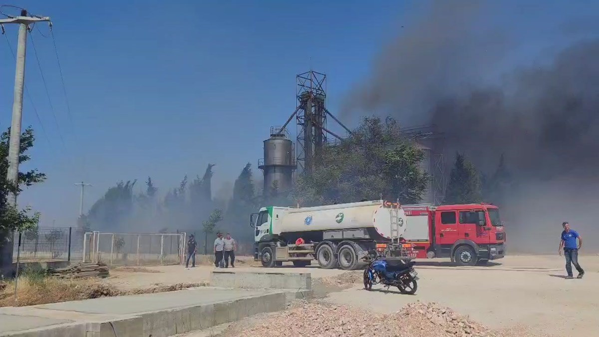 Bursa'da geri dönüşüm deposunda yangın: Gökyüzünü dumanlar kapladı