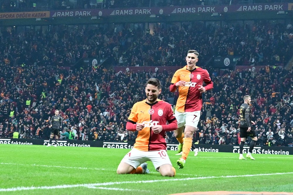 Mertens Galatasaray'a veda ediyor: Dünyaca ünlü teknik direktörün yanında hocalığa ilk adım! - 3