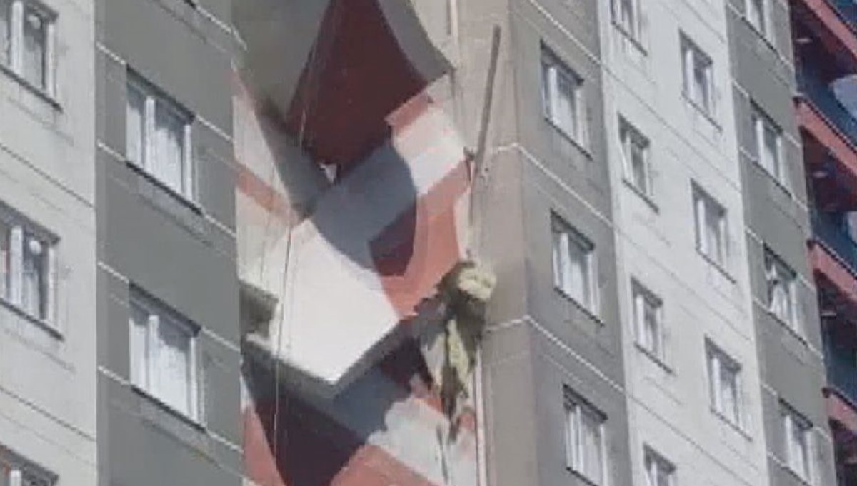 İstanbul'da korku dolu anlar: 15 katlı binanın dış cephesi çöktü İstanbul'da korku dolu anlar: 15 katlı binanın dış cephesi çöktü