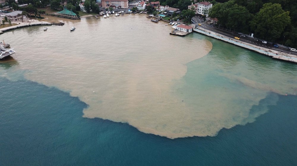 İstanbul'da şiddetli yağış: Yollar göle döndü, boğaza çamurlu su aktı - 4