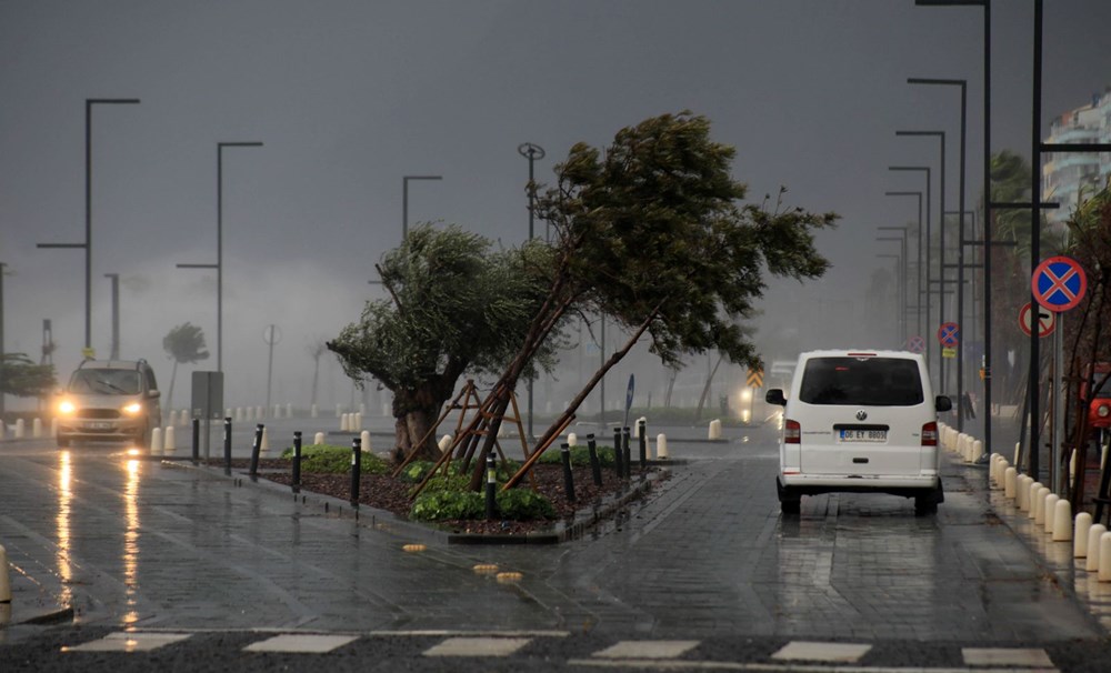 Antalya'yı fırtına vurdu: Dev dalgalar oluştu, ağaçlar devrildi - 6