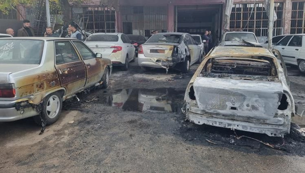 Adana'da kız arkadaşına çarpan aracı kundakladı: 6 araçta hasar oluştu Adana'da kız arkadaşına çarpan aracı kundakladı: 6 araçta hasar oluştu