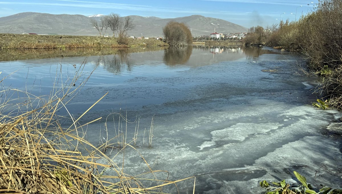 Hava sıcaklığı eksi 9 dereceye düştü: Nehir yüzeyi buz tuttu!