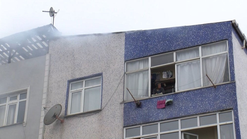 Binanın çatısı alev alev yanarken evinden çıkmadı - 3