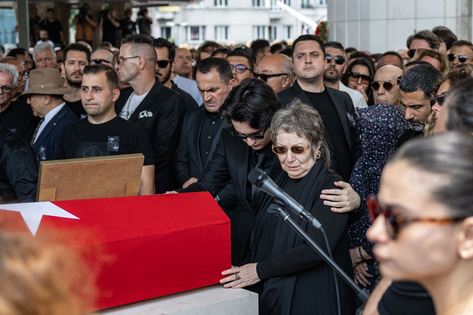 MFÖ'nün usta ismi Özkan Uğur'a veda! Özkan Uğur son yolculuğuna uğurlandı - 46