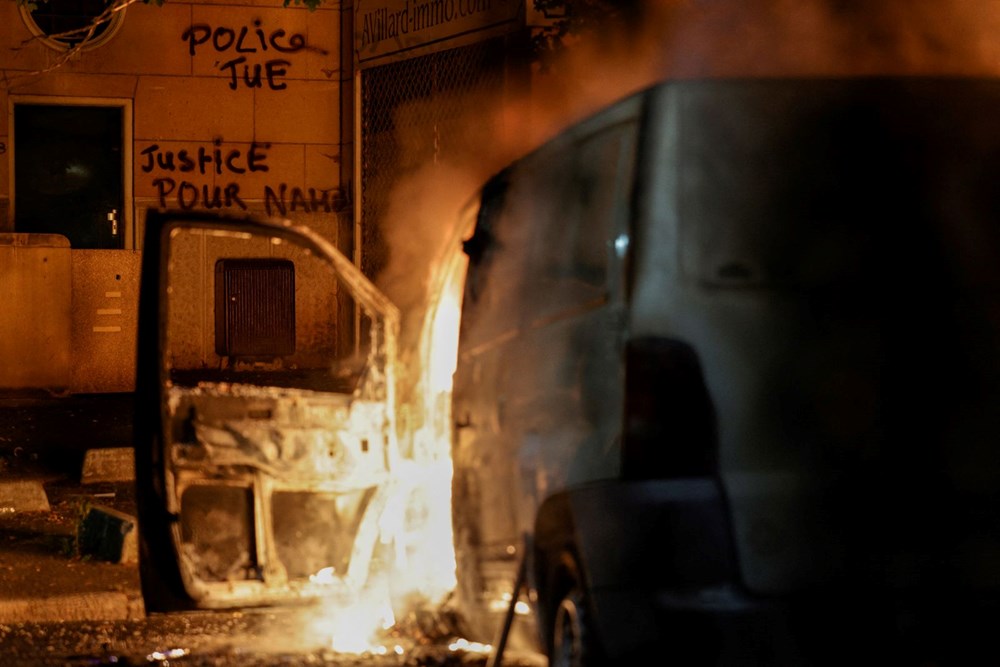 Fransa'da olaylar dinmiyor, sokağa çıkma yasağı getirildi - 14