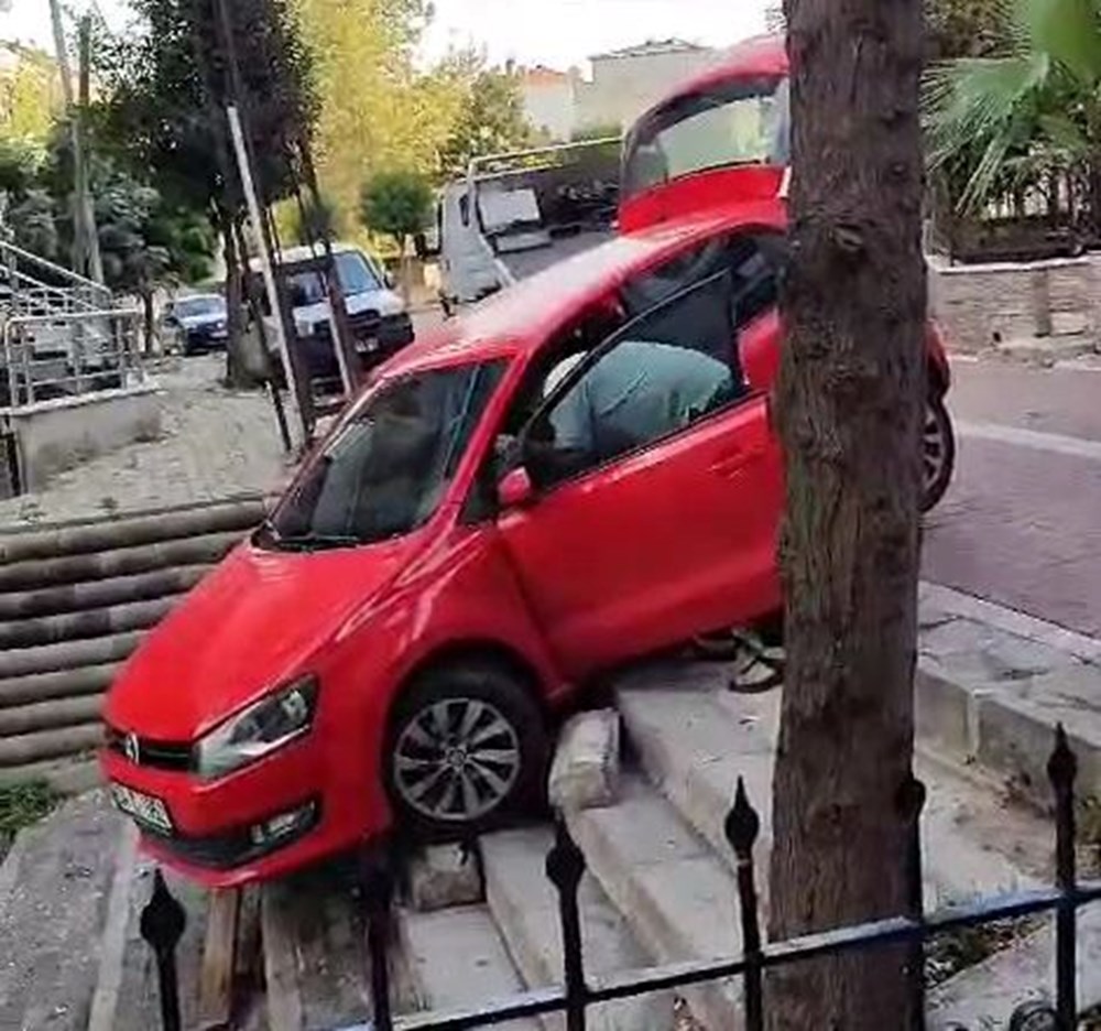 Avcılar'da manevra yaparken merdivenlerde asılı kaldı - 1