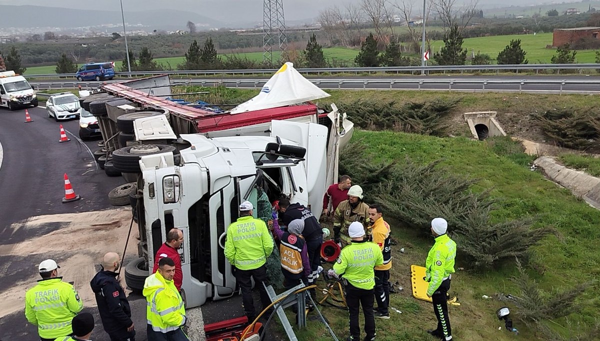 Bursa'da bariyerlere çarpan TIR'ın sürücüsü yaralandı