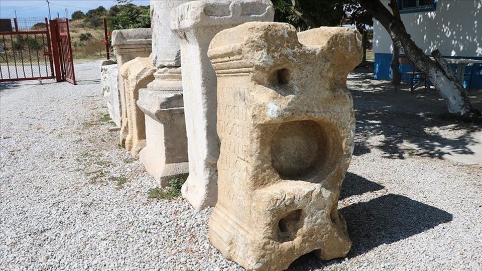 Parion'da bin 900 yıllık anıt mezar kitabesi bulundu - 1