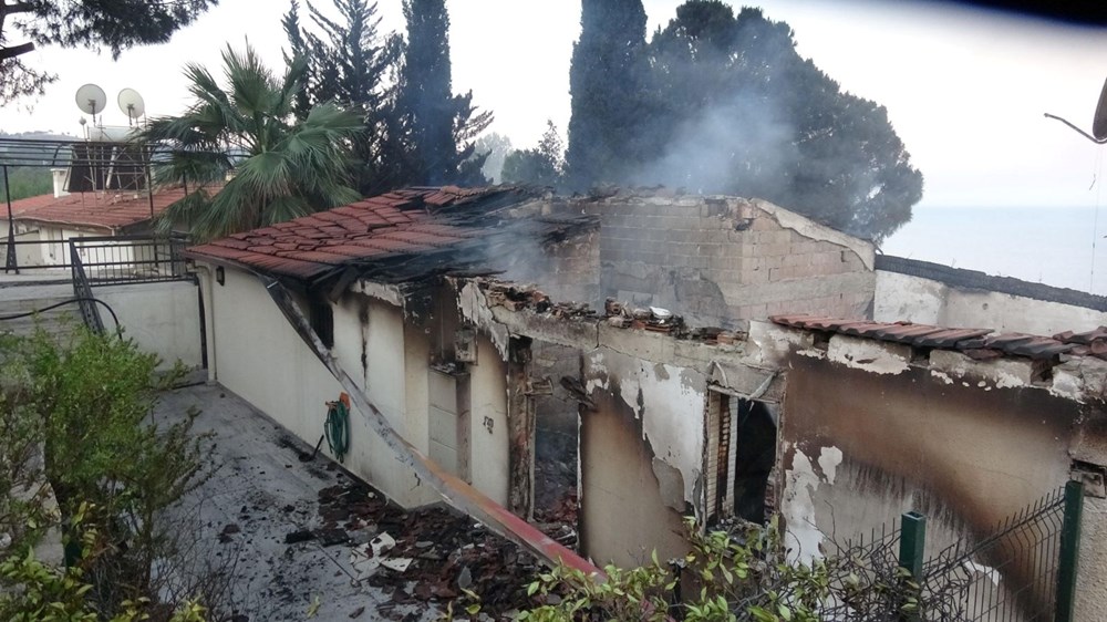 Seferihisar'da yazlık evler kül oldu - 2