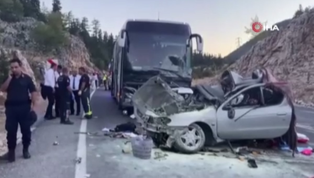 Antalya’da yolcu otobüsü ile otomobil kafa kafaya çarpıştı: 1 ölü, 5 yaralı