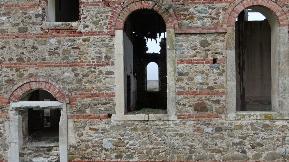 Defineciler tarihi kiliseyi talan etti - 15