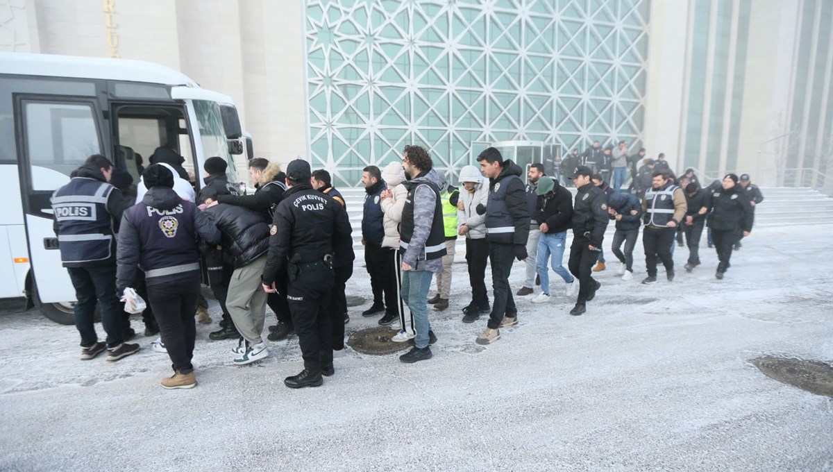 Sosyal medyadan giysi satanlara dikkat! İade kodu gönderip banka hesaplarına erişiyorlar, tüm paraları aktarıyorlar Sosyal medyadan giysi satanlara dikkat! İade kodu gönderip banka hesaplarına erişiyorlar, tüm paraları aktarıyorlar
