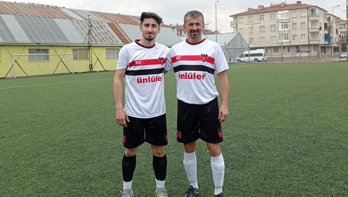 Futbolcu baba oğul, aynı takımda top koşturuyor Futbolcu baba oğul, aynı takımda top koşturuyor