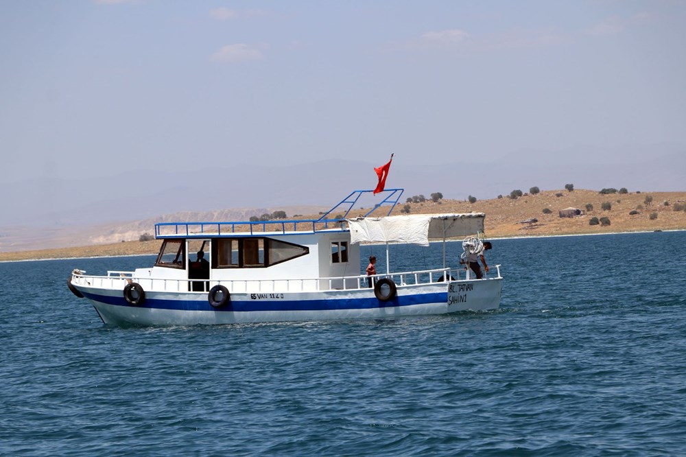 Yasak sona erdi: Van Gölü'nde balıkçılar ağlarını suya bıraktı - 7