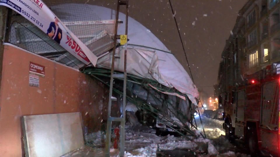 Eyüpsultan'da spor salonunun çatısı çöktü (6 araç altında kaldı) - 1