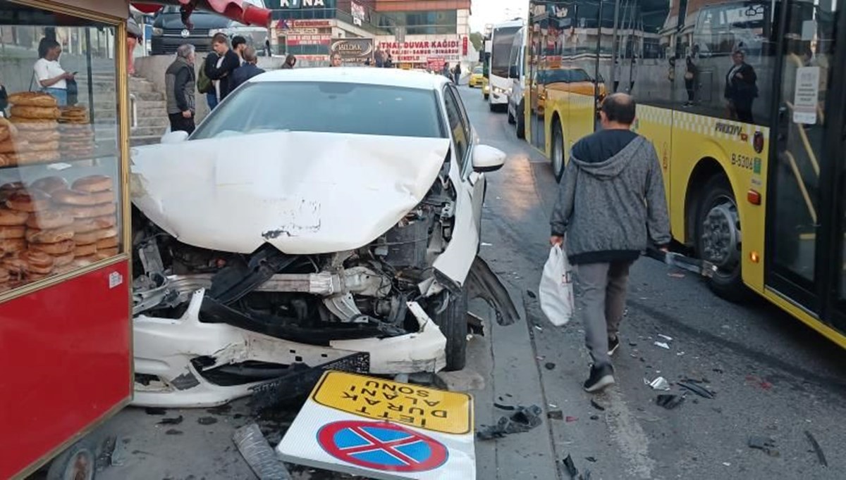 Beylikdüzü’nde E-5 yanyolda kaza: Bölgede trafik yoğunluğu oluştu Beylikdüzü’nde E-5 yanyolda kaza: Bölgede trafik yoğunluğu oluştu