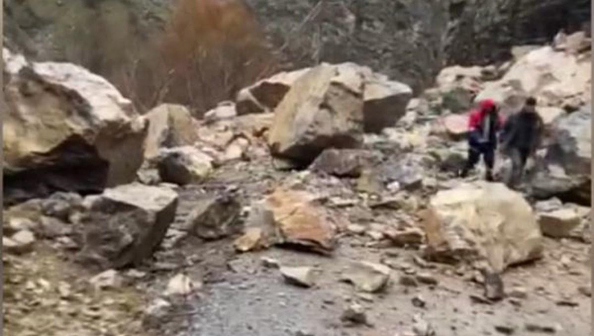 Heyelan Hakkari-Şırnak yolunu kapattı