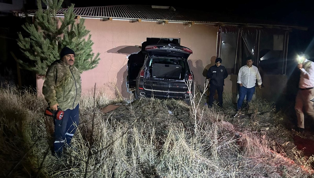 Sivas’ta kontrolden çıkan cip eve girdi Sivas’ta kontrolden çıkan cip eve girdi