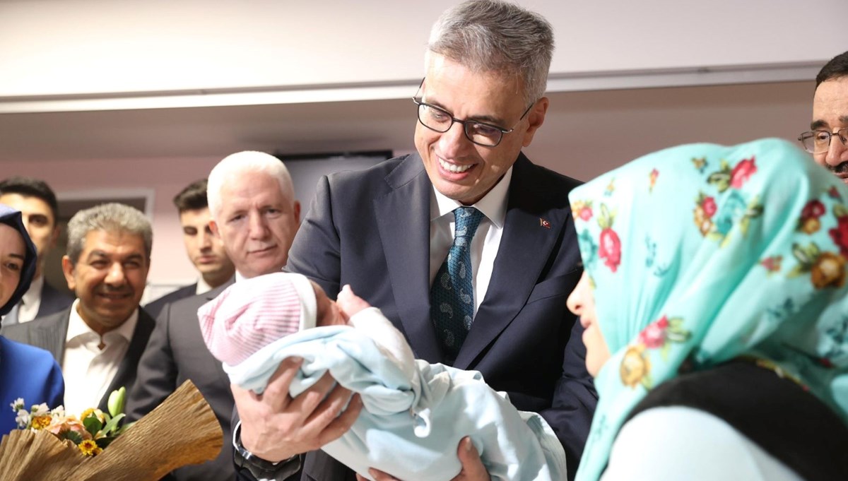 Bakan Memişoğlu'dan İstanbul'da yeni yılın ilk bebeklerine ziyaret