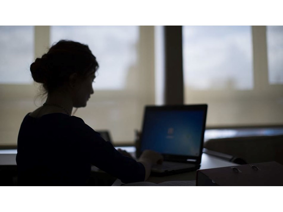 Kadınlar daha az kazanıyor, yalnız yürürken korkuyor